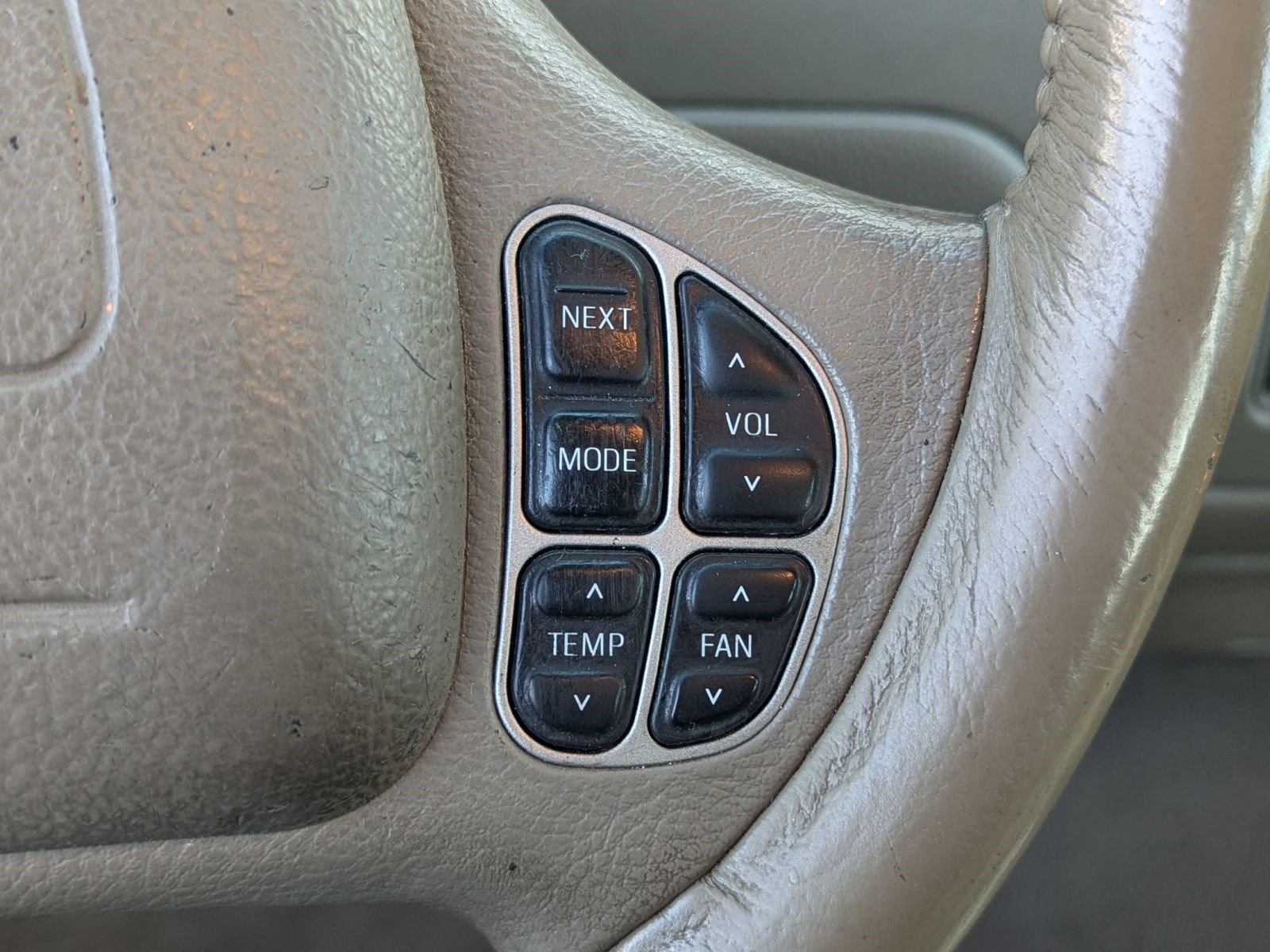 Used 2004 Lincoln Town Car Signature image 23