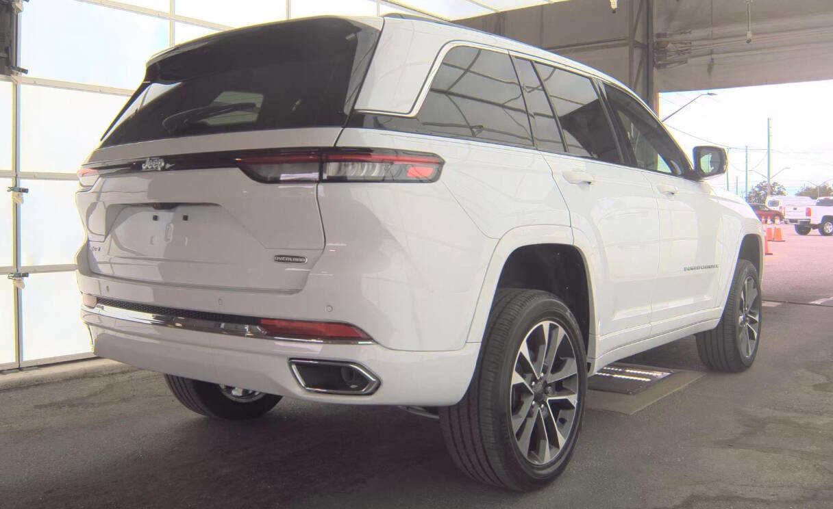 Used 2024 Jeep Grand Cherokee Overland AWD/4WD image 4