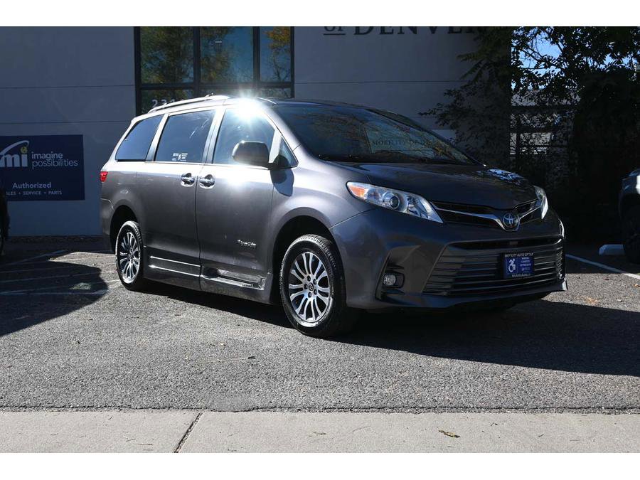 Used 2020 Toyota Sienna XLE FWD image 3