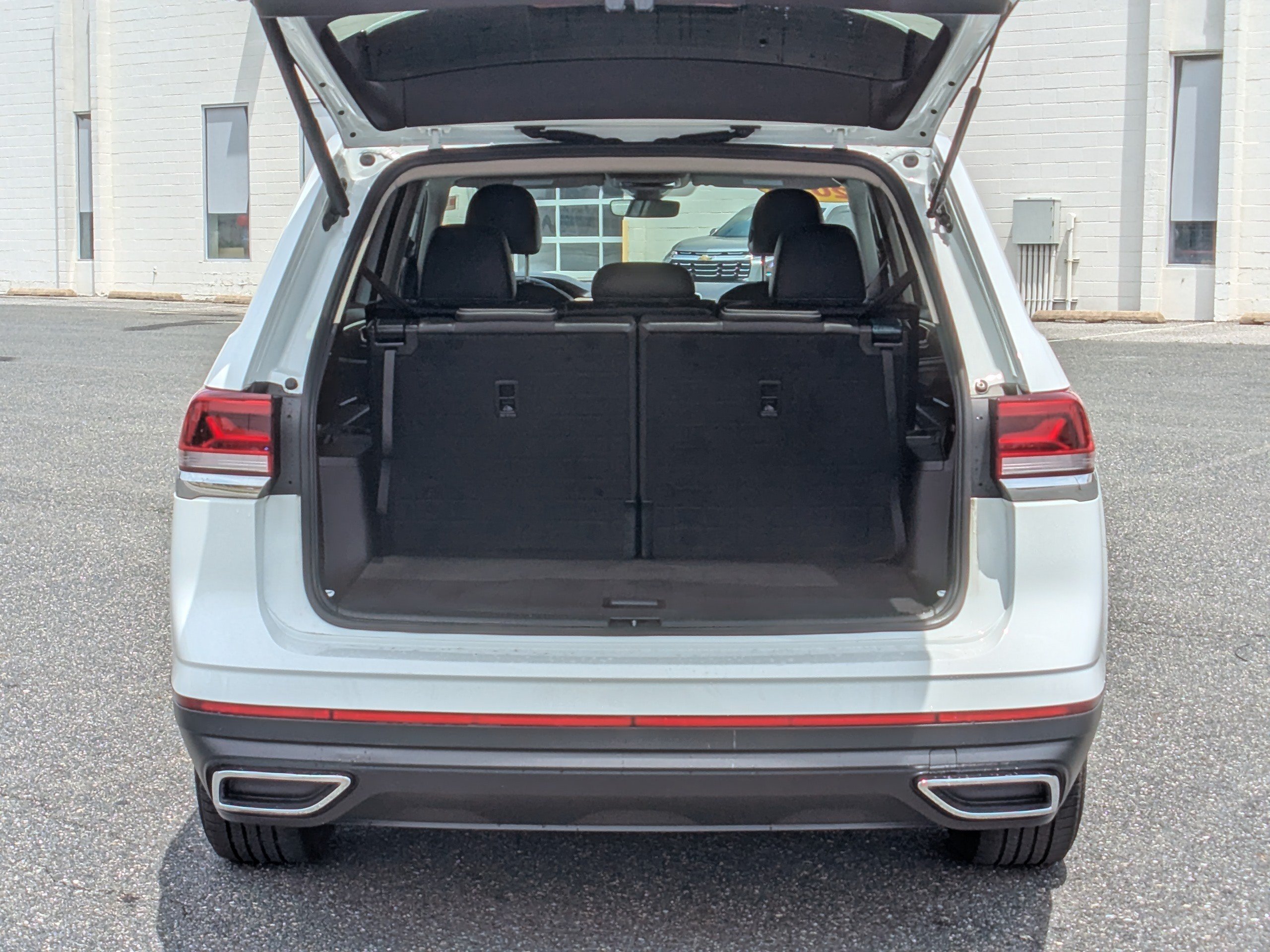 Used 2024 Volkswagen Atlas SE AWD/4WD image 8