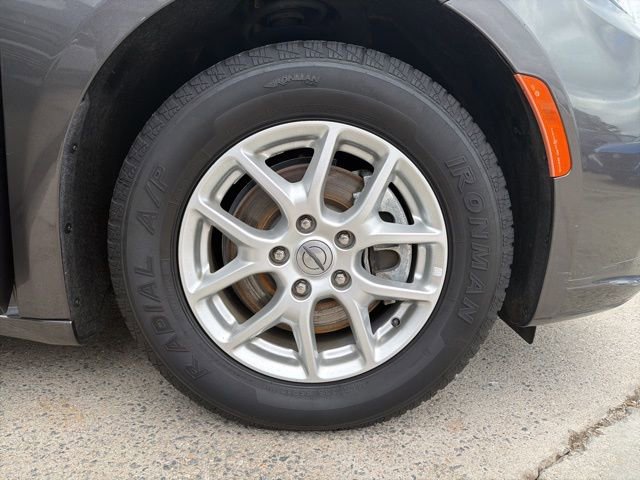 Used 2022 Chrysler Pacifica Touring-L image 31