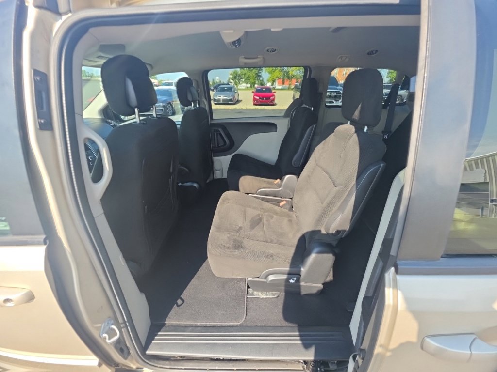Used 2015 Dodge Grand Caravan SXT w/ Rear Park Assist Package FWD image 23