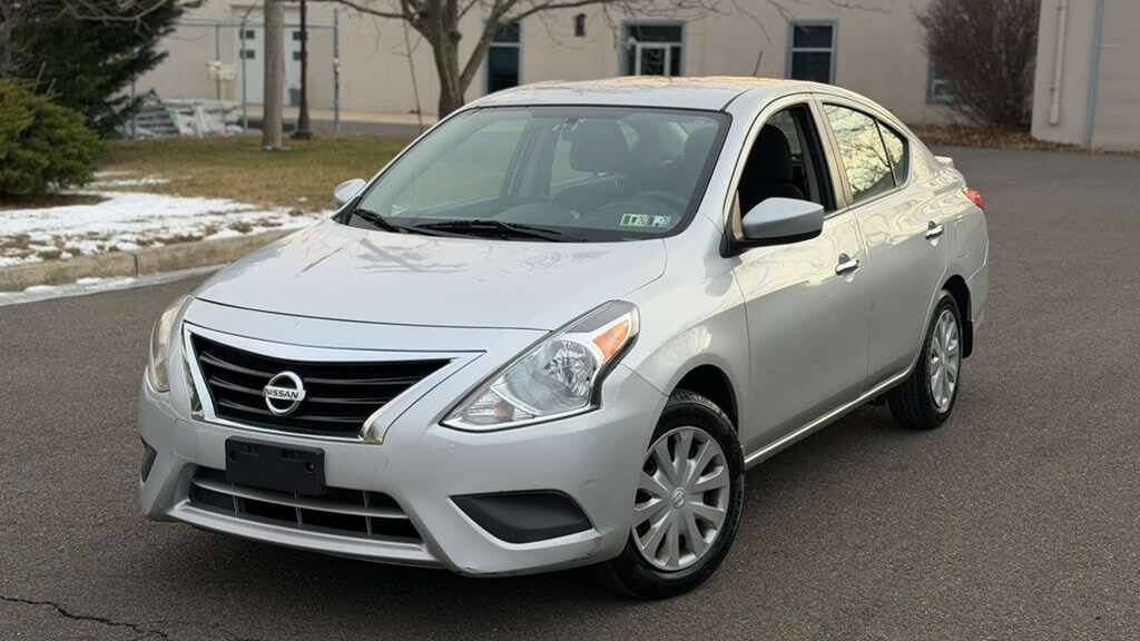 Used 2018 Nissan Versa SV image 2