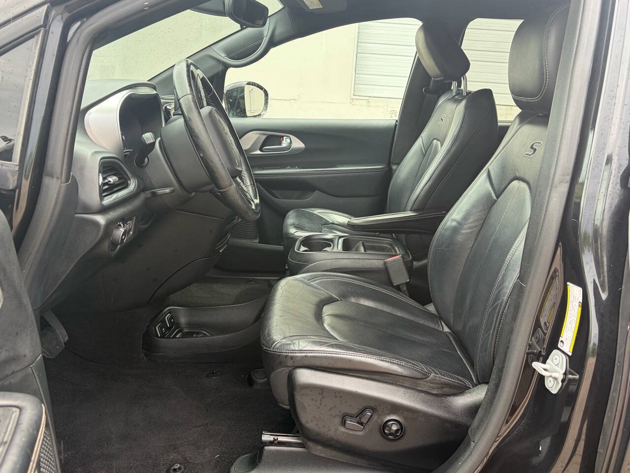 Used 2018 Chrysler Pacifica Touring-L w/ Premium Audio Group FWD image 9