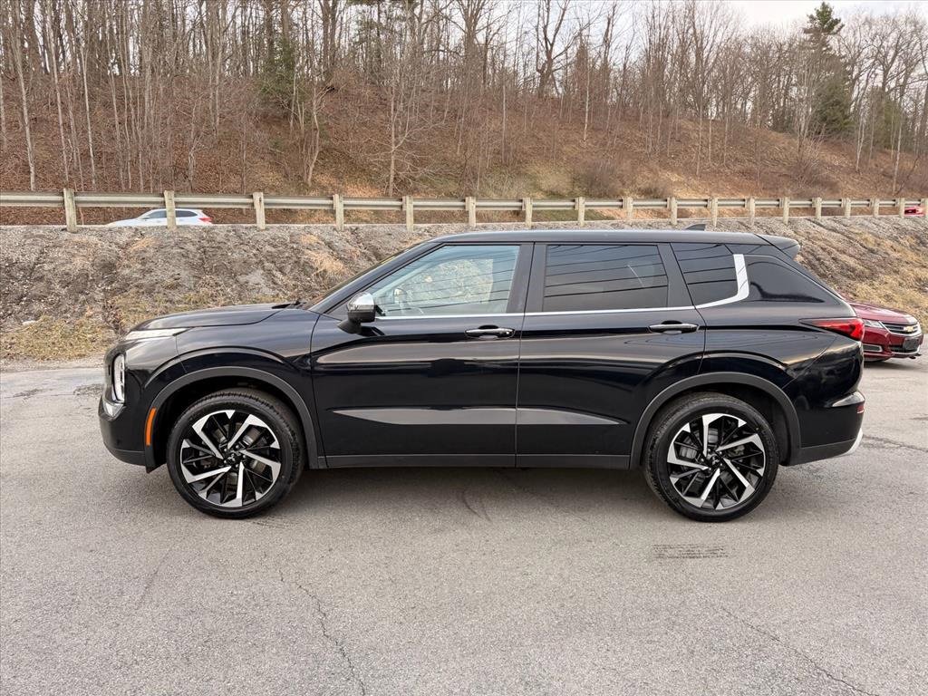 Used 2023 Mitsubishi Outlander SE image 3