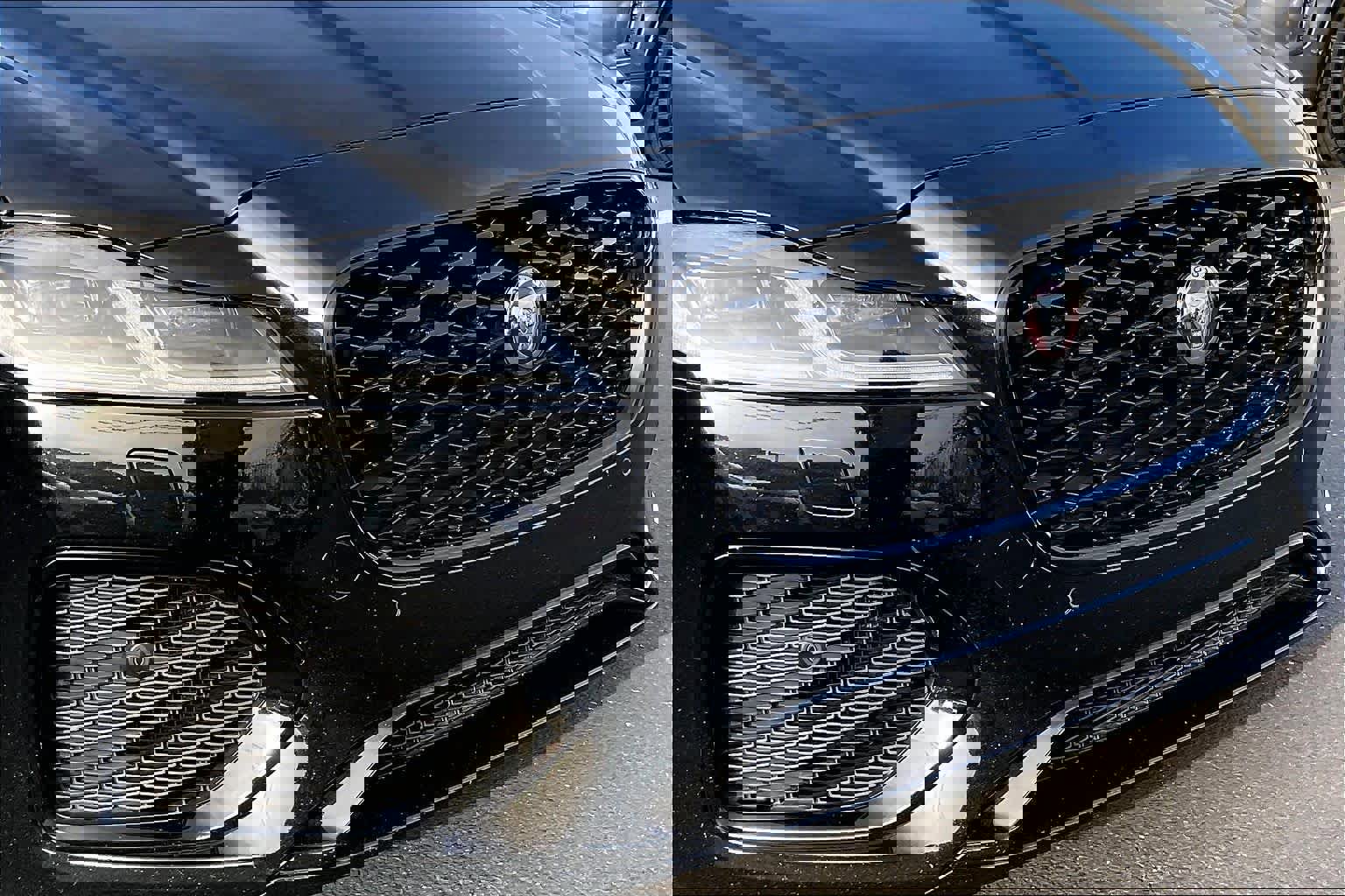 Used 2022 Jaguar XF SE image 32