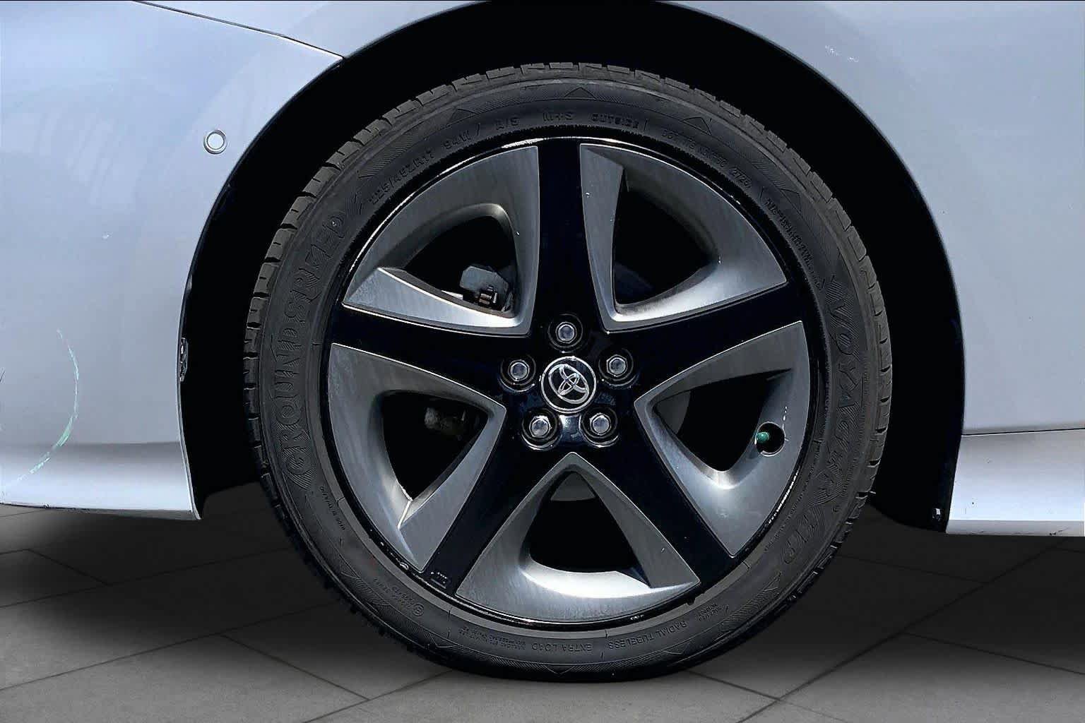 Used 2022 Toyota Prius Limited FWD image 10