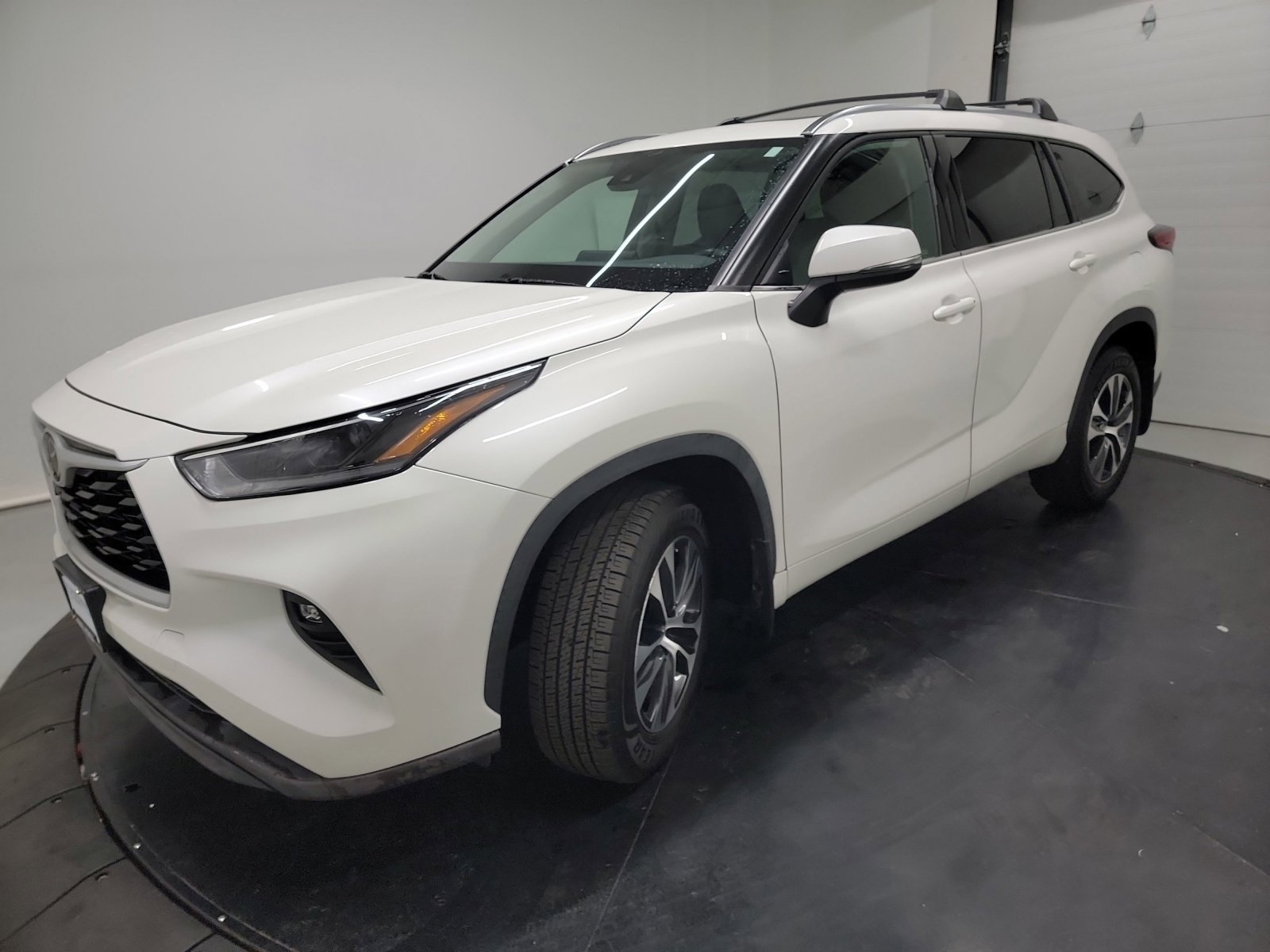 Used 2021 Toyota Highlander XLE image 3