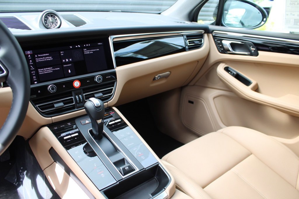Used 2025 Porsche Macan image 23