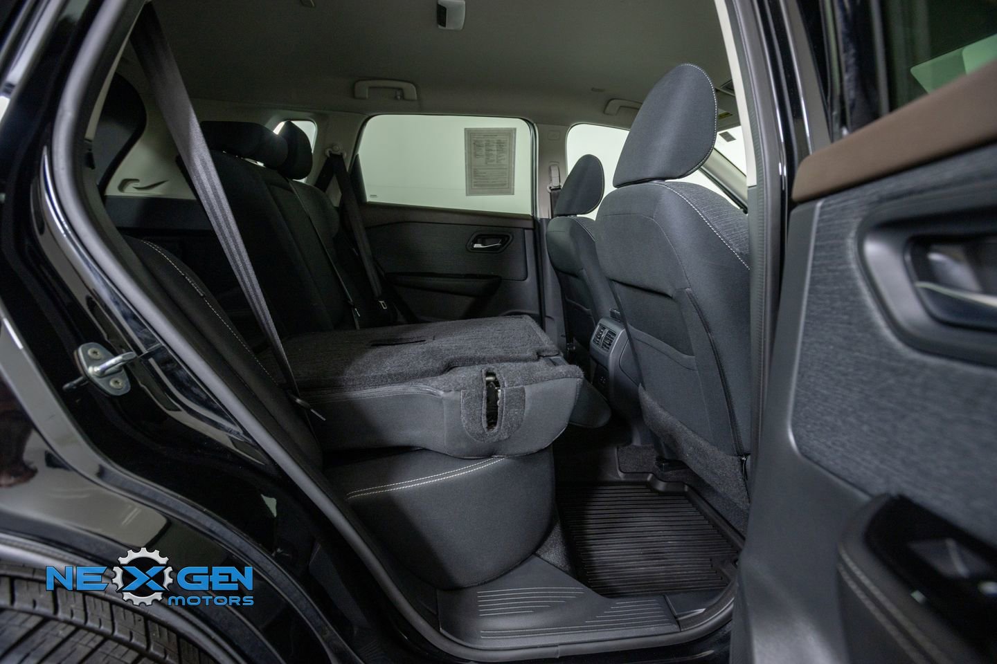 Used 2022 Nissan Rogue SV FWD image 34