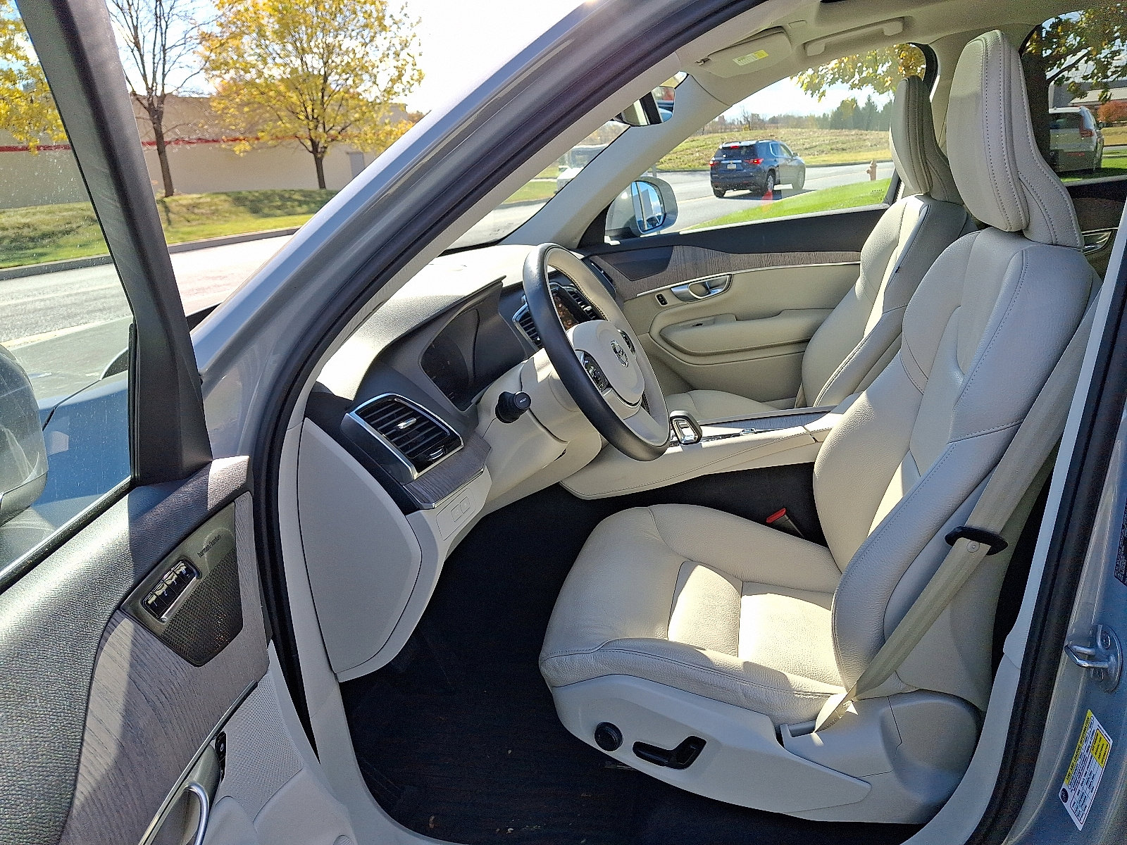 Used 2024 Volvo XC90 T8 Plus w/ Protection Package Premier image 14