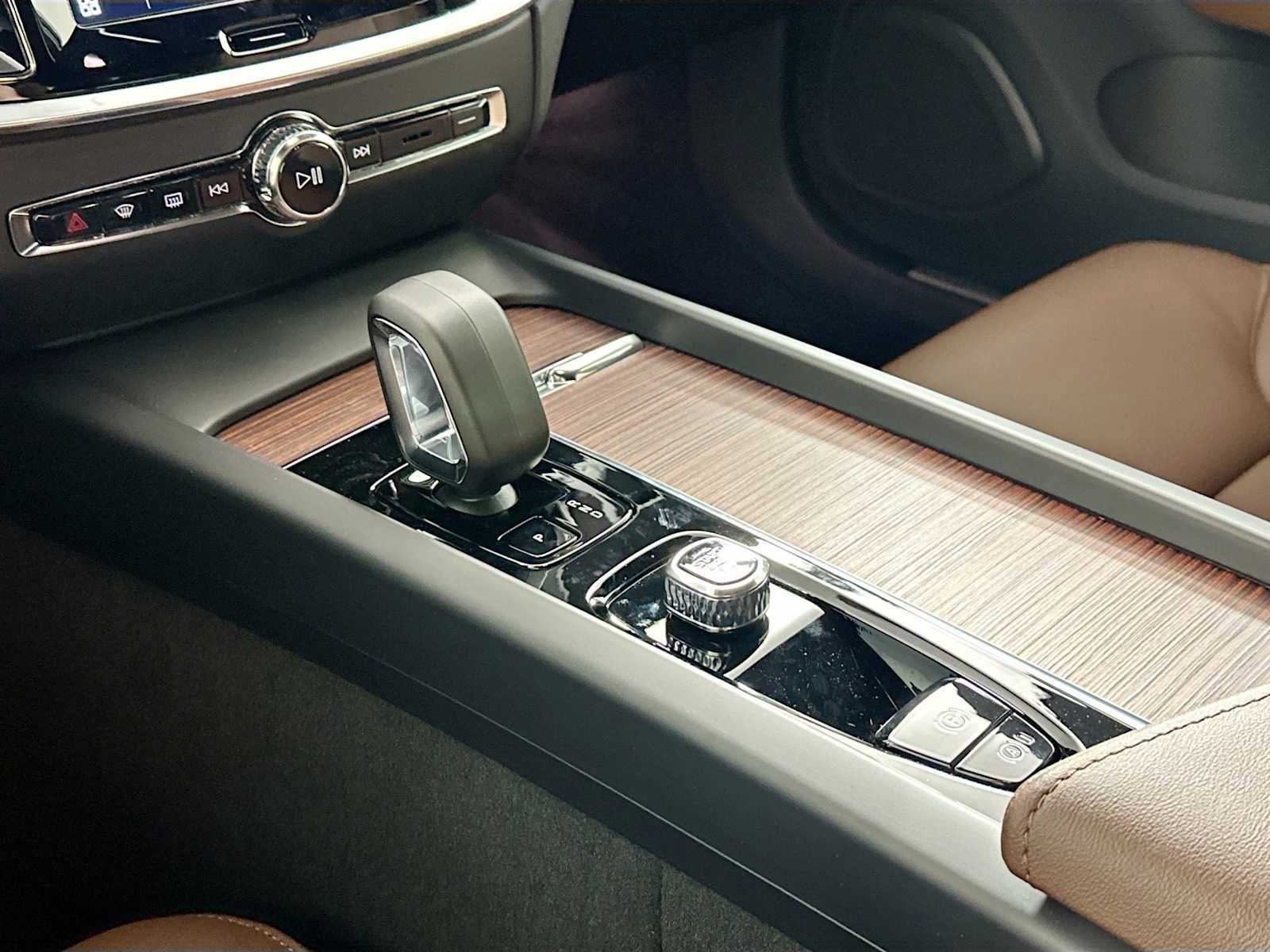 Certified 2025 Volvo V60 B5 Cross Country Plus w/ Protection Package Premier image 15