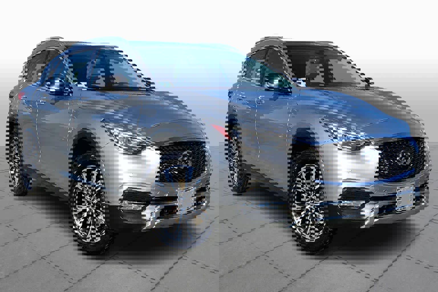 Used 2018 INFINITI QX30 Premium w/ Cargo Package image 2