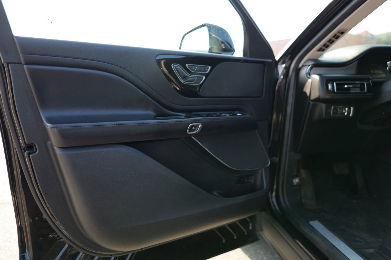 Used 2023 Lincoln Aviator AWD image 16