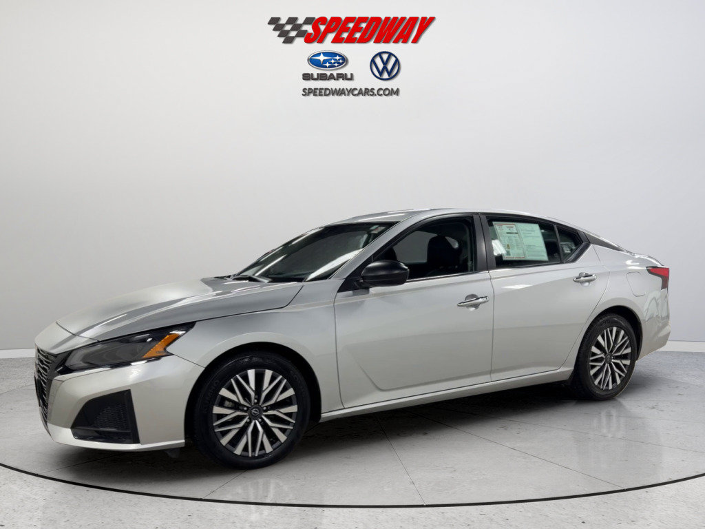 Used 2025 Nissan Altima 2.5 SV FWD image 11