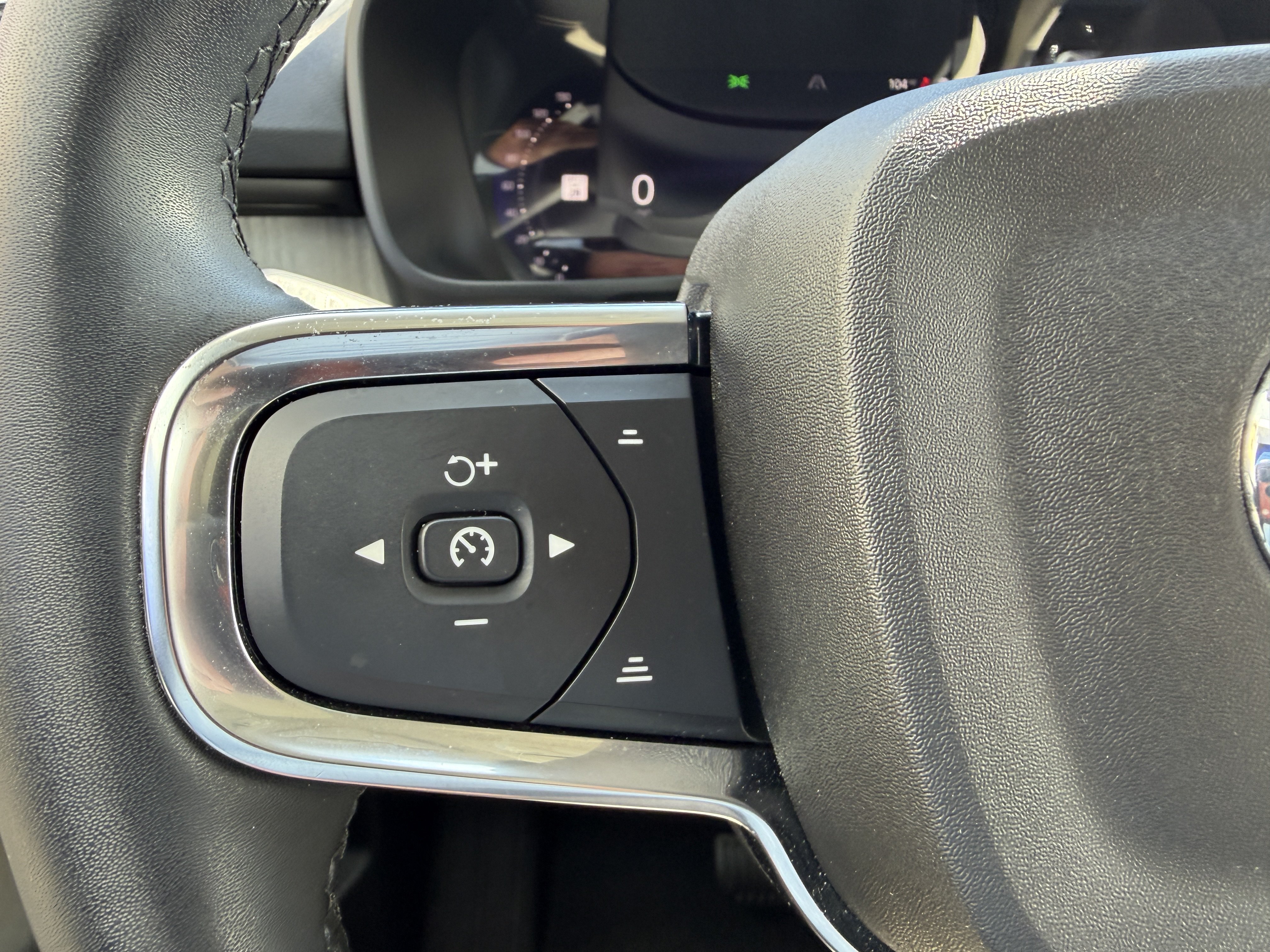 Certified 2023 Volvo XC40 B5 Plus w/ Driver Assist Package AWD/4WD image 29
