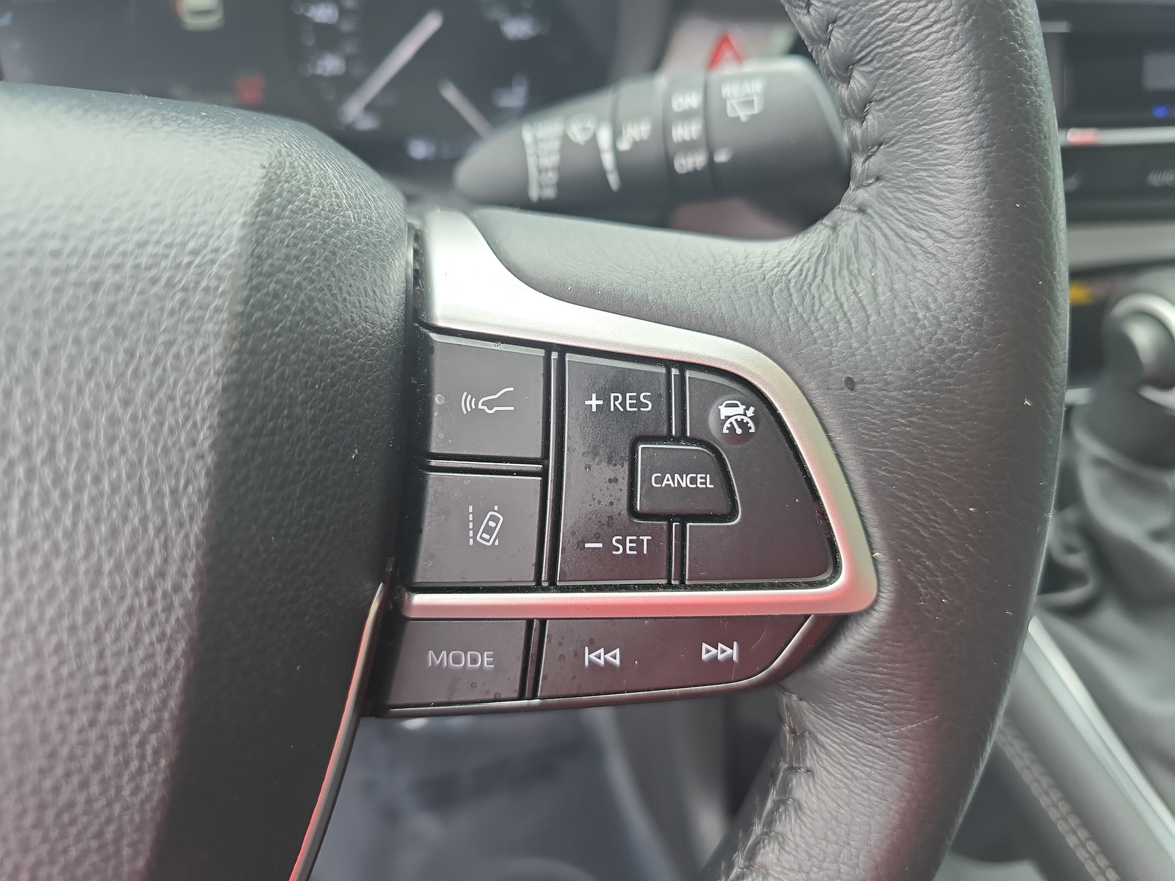 Used 2025 Toyota Sienna XLE FWD image 18