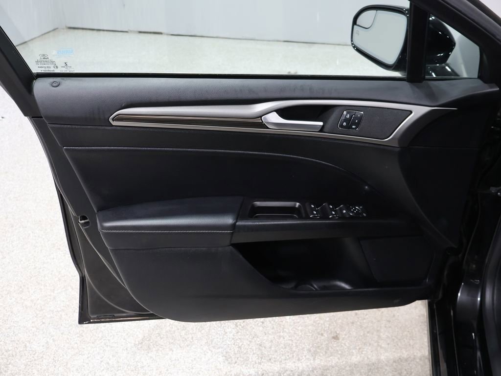 Used 2017 Ford Fusion SE w/ Fusion SE Technology Package image 21