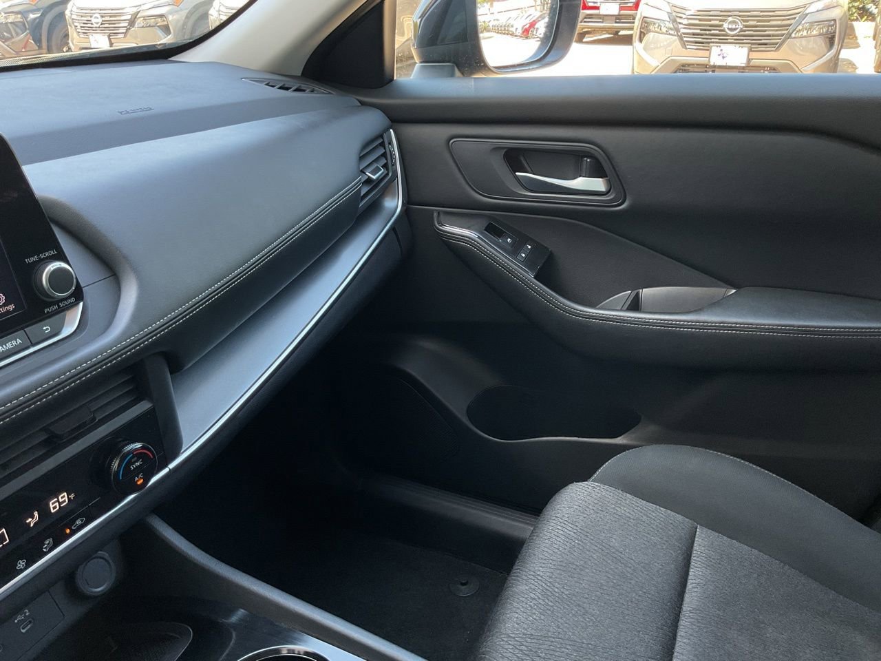 Used 2025 Nissan Rogue SV image 34