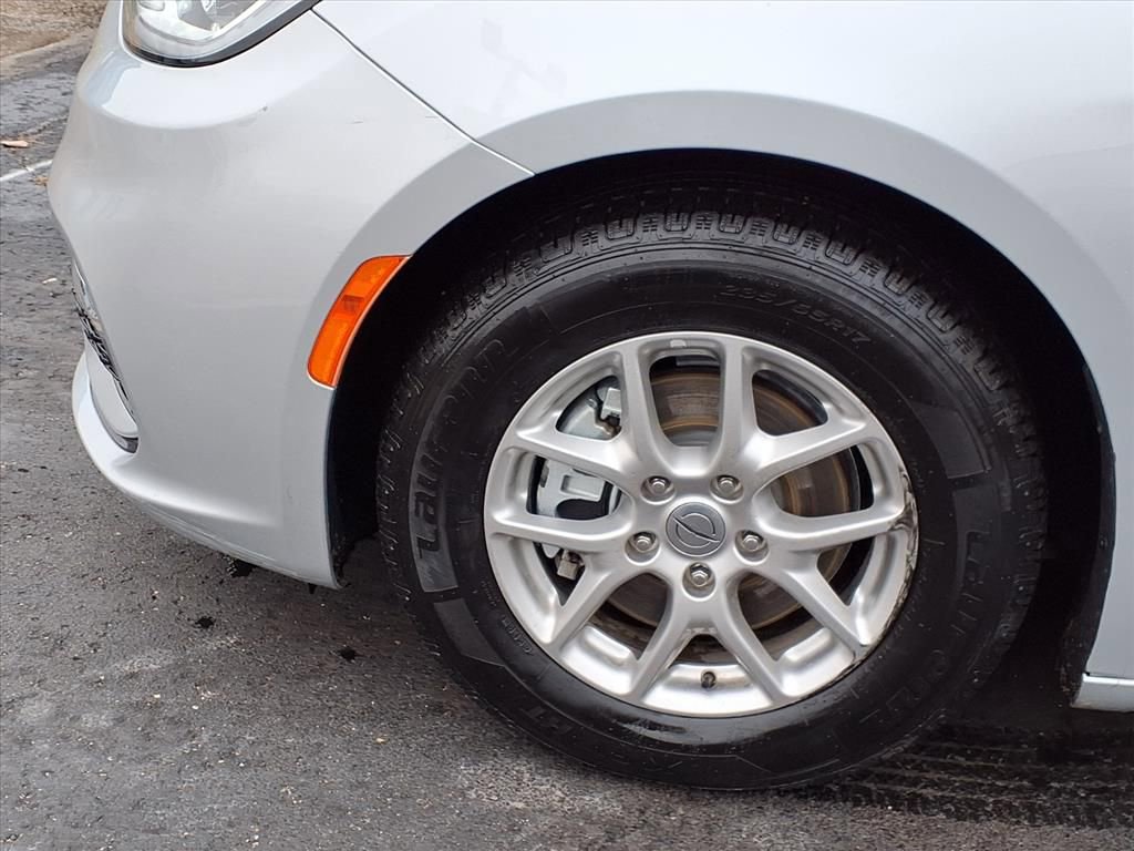 Used 2024 Chrysler Pacifica Touring-L image 14