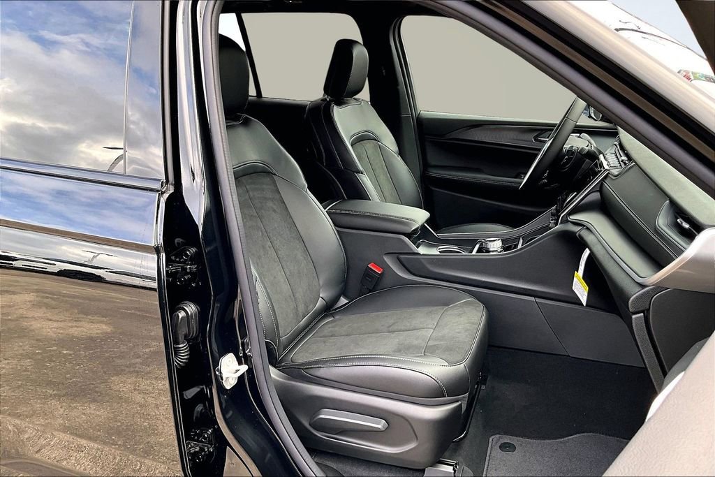 New 2025 Jeep Grand Cherokee Altitude image 7