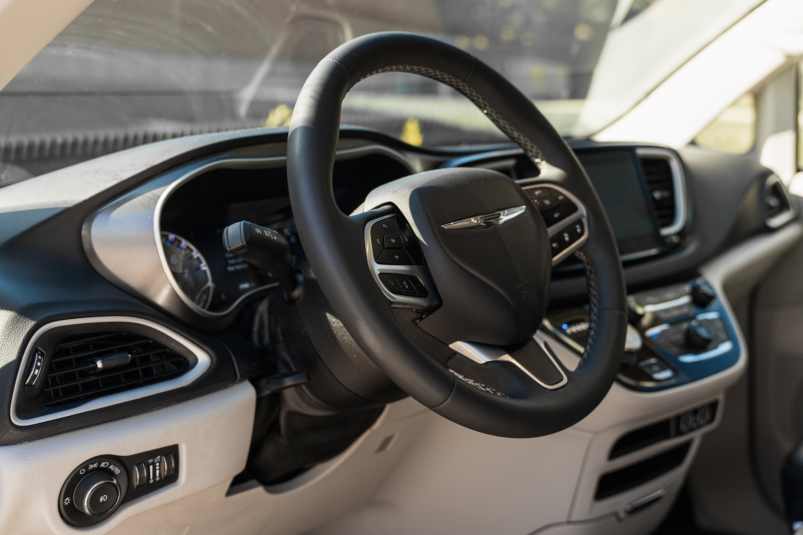 Used 2024 Chrysler Pacifica Touring-L image 9