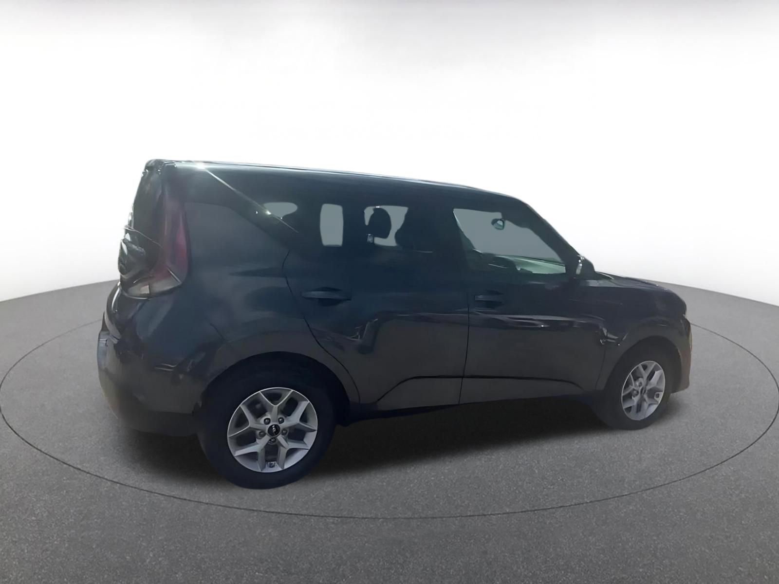 Used 2025 Kia Soul LX w/ LX Technology Package FWD image 12
