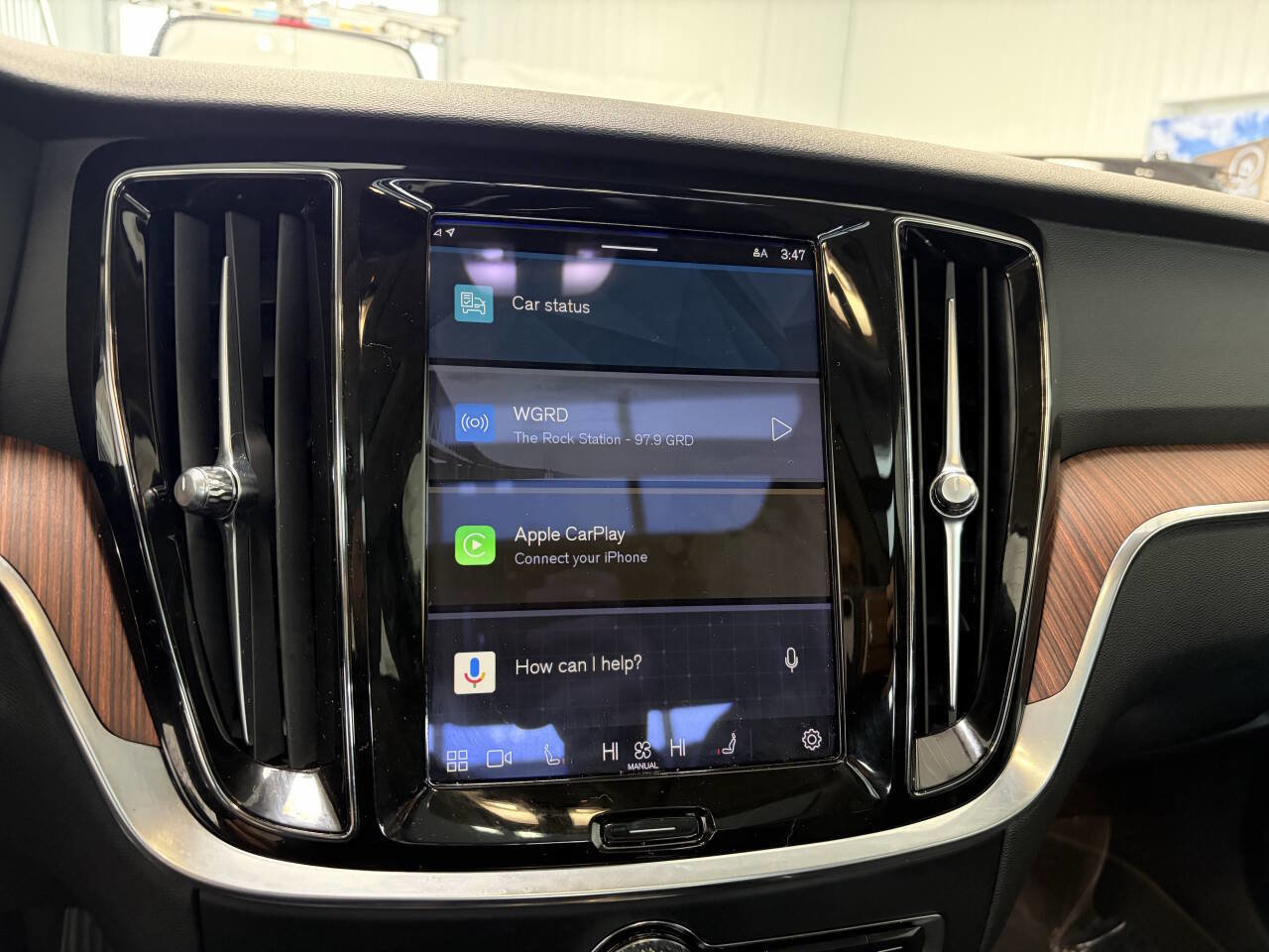 Used 2023 Volvo S60 T8 Plus image 11