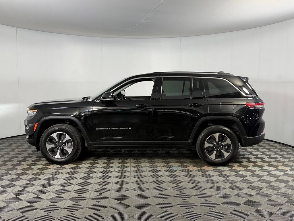 Certified 2023 Jeep Grand Cherokee 4WD 4xe w/ Luxury Tech Group II image 9