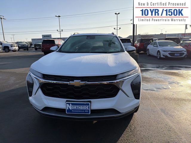 Used 2025 Chevrolet Trax LT image 2