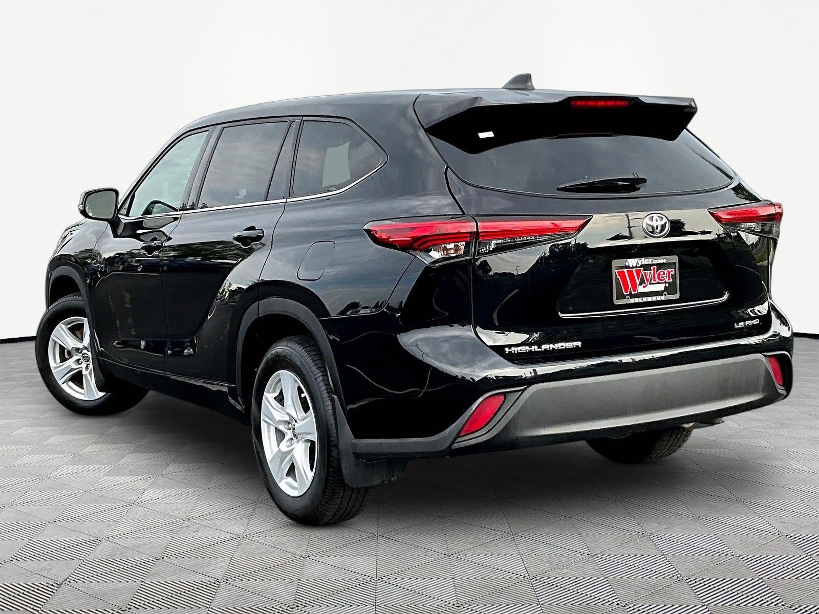 Used 2022 Toyota Highlander LE AWD/4WD image 4