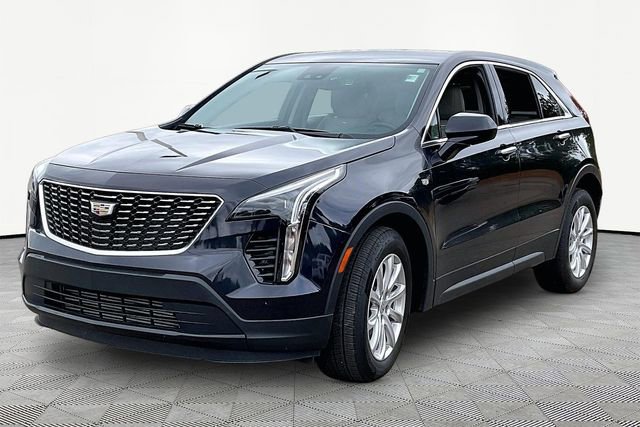 Used 2022 Cadillac XT4 Luxury w/ Cold Weather Package FWD image 3
