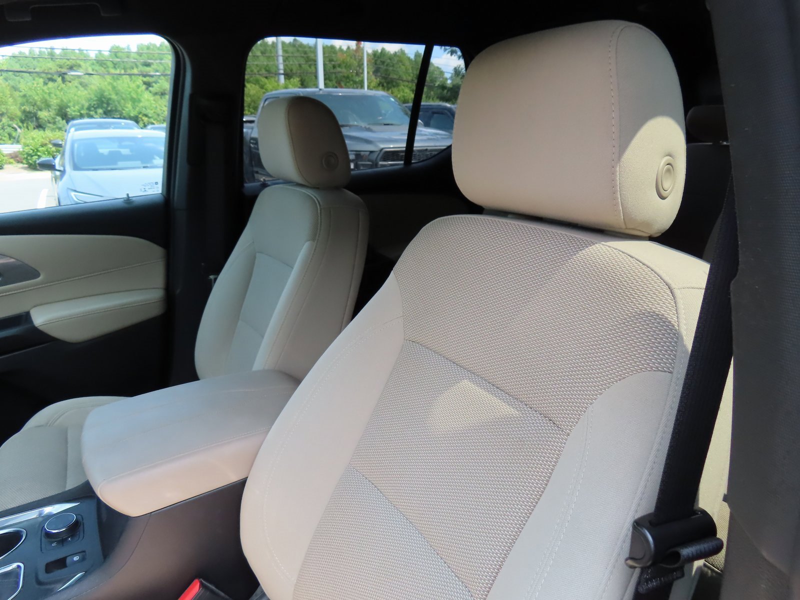 Used 2022 Chevrolet Traverse LT image 27