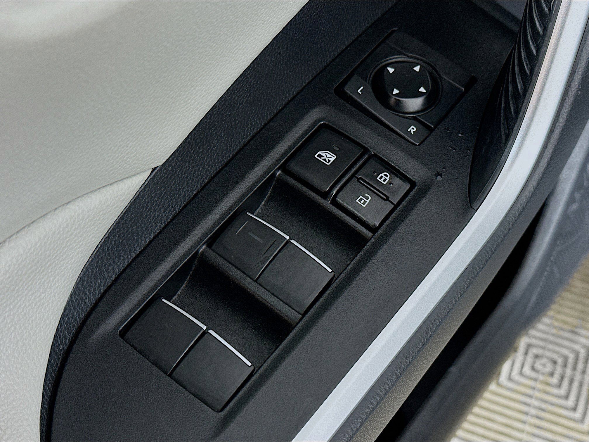 Used 2021 Toyota RAV4 XLE Premium image 17