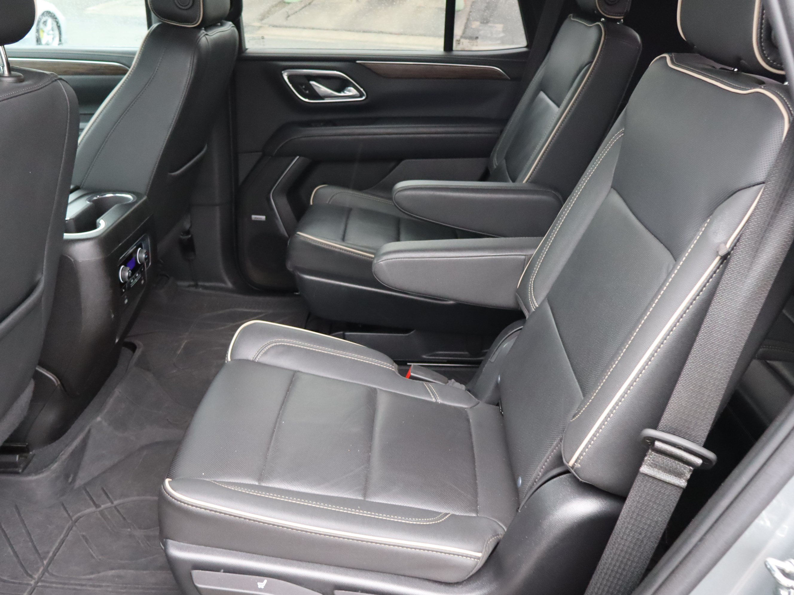Used 2023 Chevrolet Tahoe Premier w/ Premium Package 2 AWD/4WD image 32