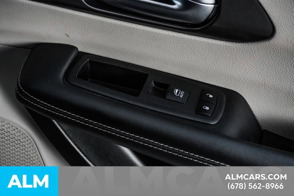 Used 2024 Chrysler Pacifica Select image 46