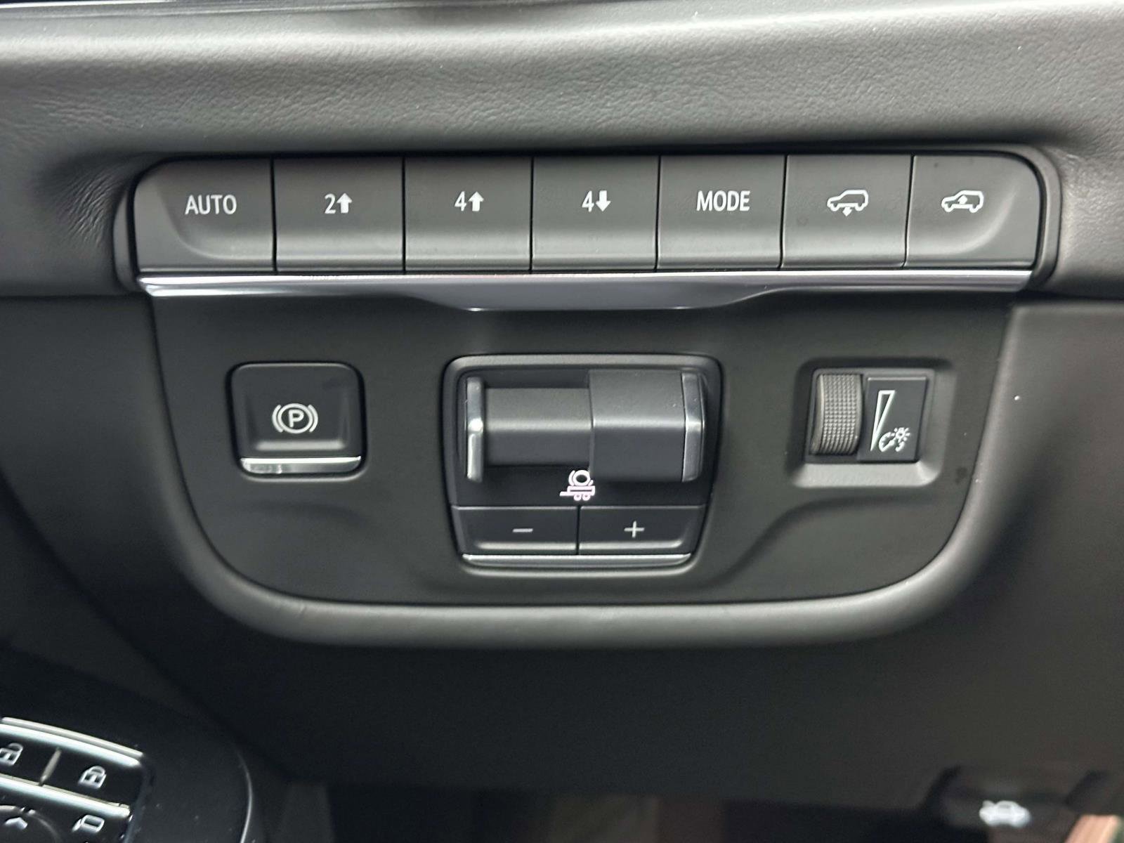 Used 2025 Cadillac Escalade Sport Platinum w/ LPO, ONYX Package image 21