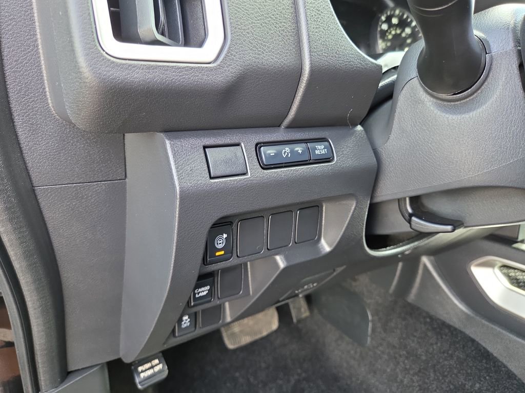 Used 2025 Nissan Frontier SV image 13