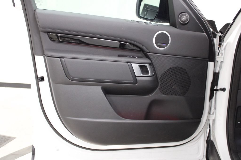 Used 2025 Land Rover Discovery S AWD/4WD image 17