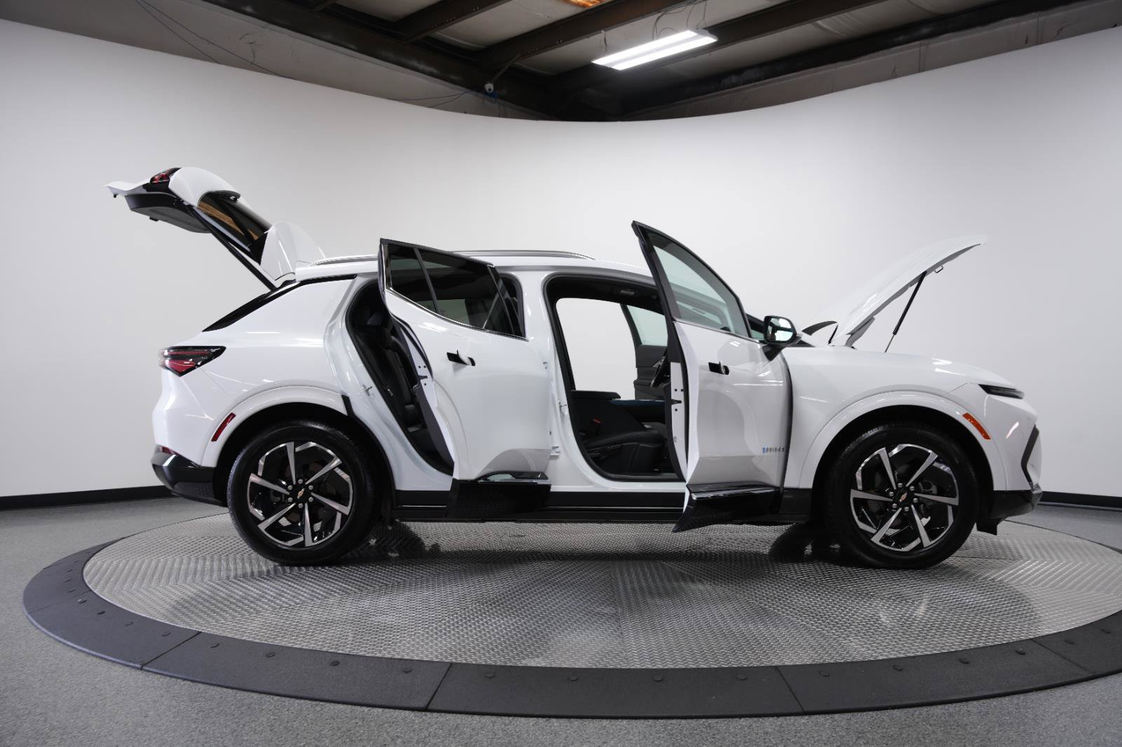 Used 2024 Chevrolet Equinox EV LT w/ LPO, Trailering Package FWD image 11