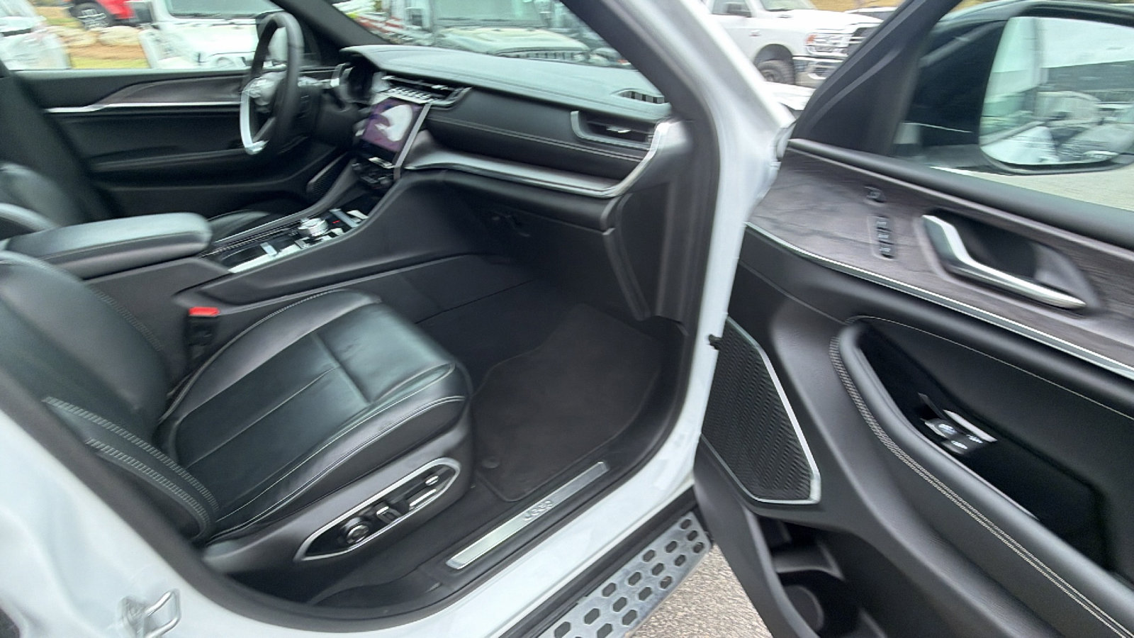 Certified 2025 Jeep Grand Cherokee L Overland w/ Luxury Tech Group IV image 20