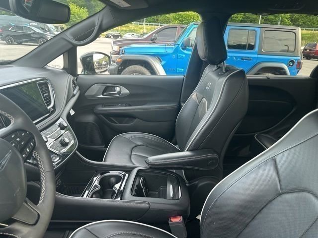 Used 2025 Chrysler Pacifica Limited FWD image 32