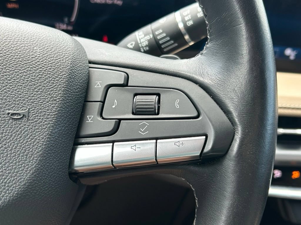 Used 2025 Cadillac XT4 Premium Luxury FWD image 27