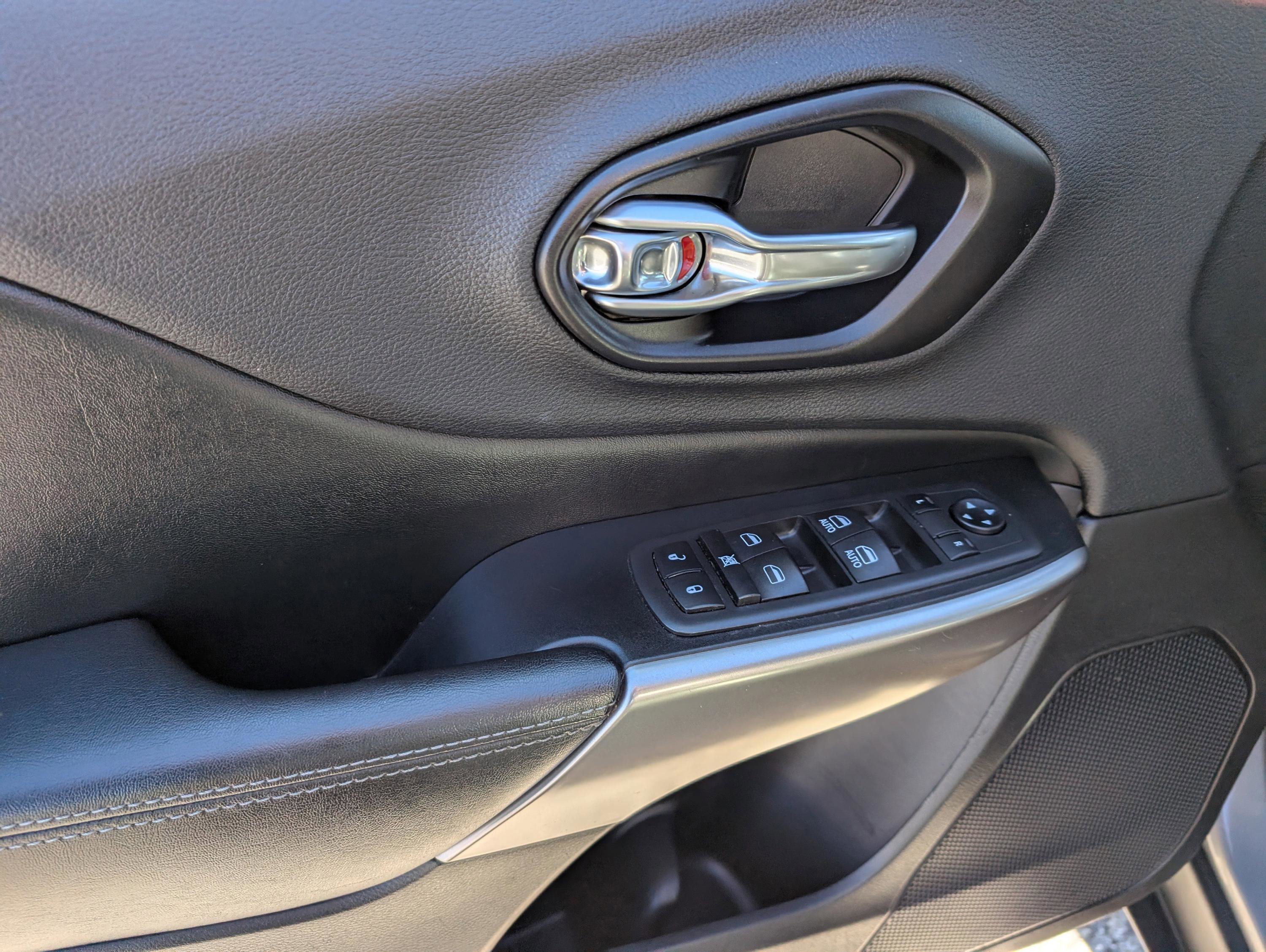 Used 2019 Jeep Cherokee Latitude Plus w/ Cold Weather Group image 9