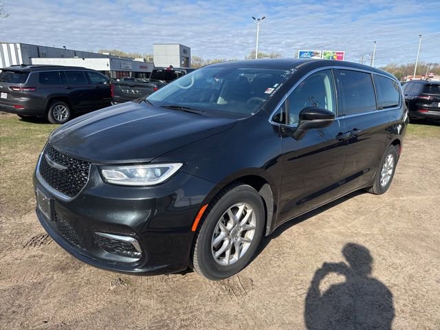 Used 2023 Chrysler Pacifica Touring-L FWD image 4