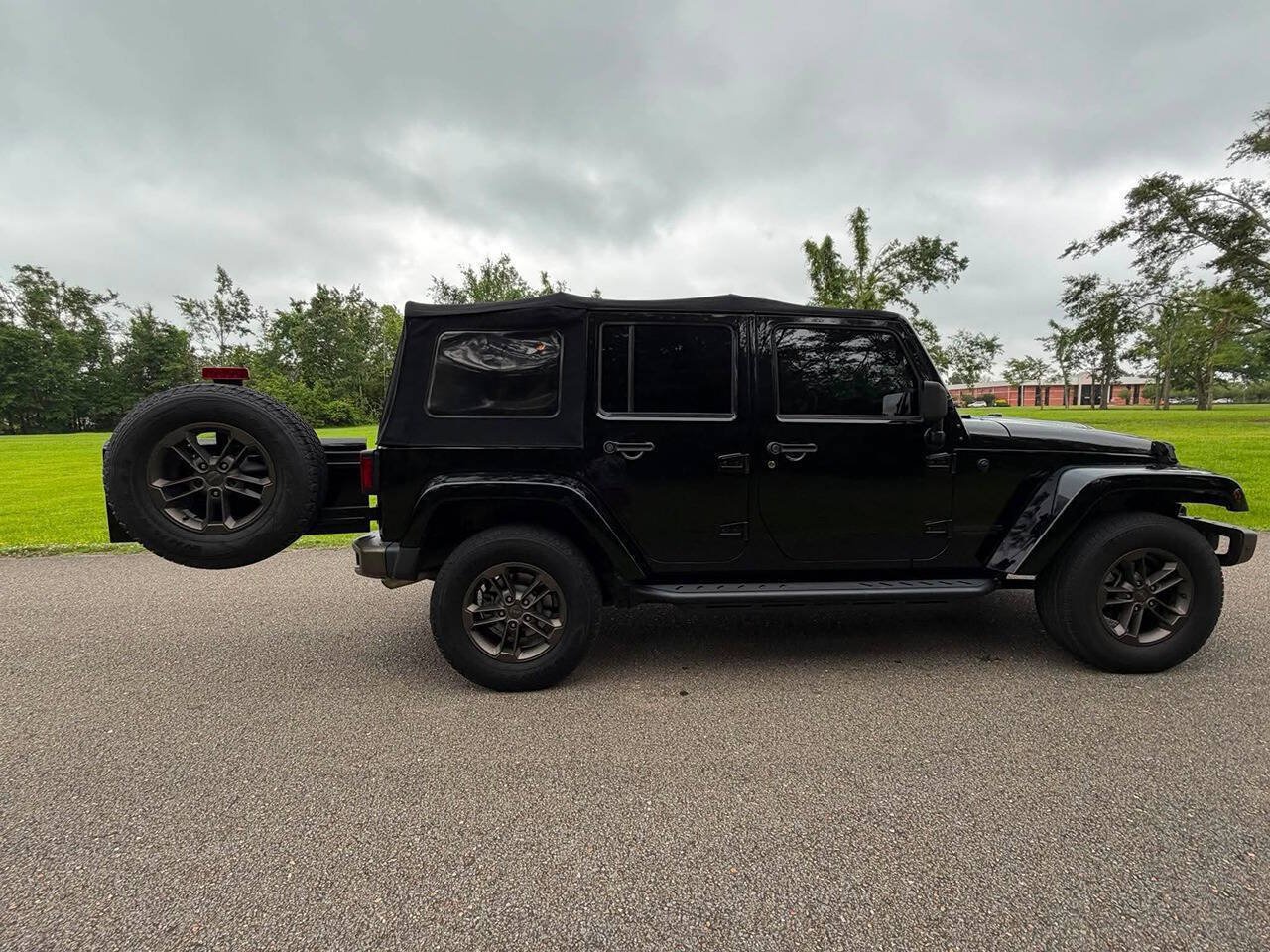 Used 2017 Jeep Wrangler Unlimited Sahara AWD/4WD image 11