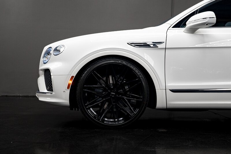 Used 2024 Bentley Bentayga AWD/4WD image 4