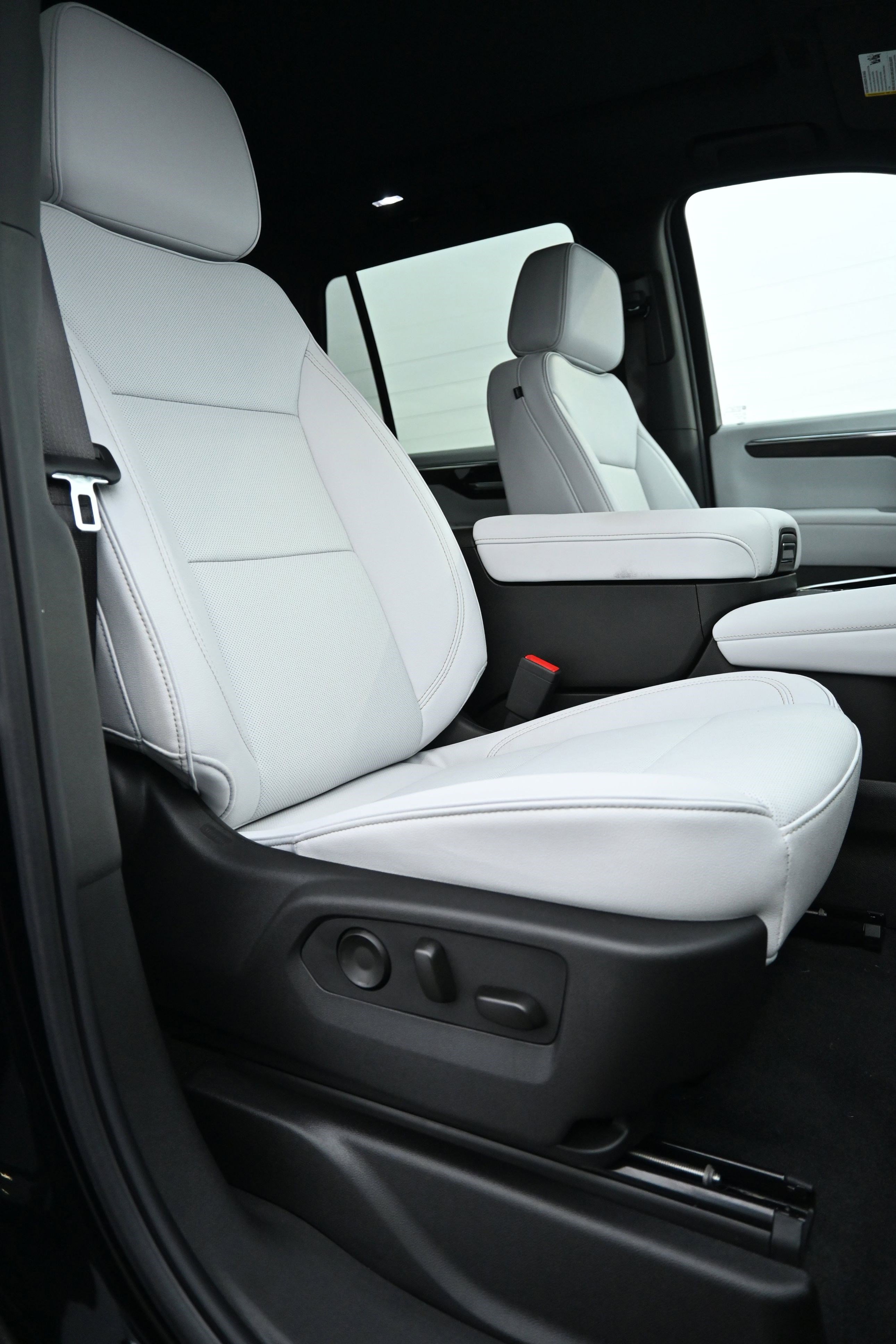 Used 2025 Chevrolet Tahoe Premier w/ Sun And Tow Package image 33