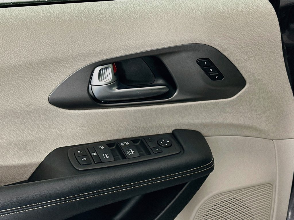 Certified 2023 Chrysler Pacifica Touring-L FWD image 26