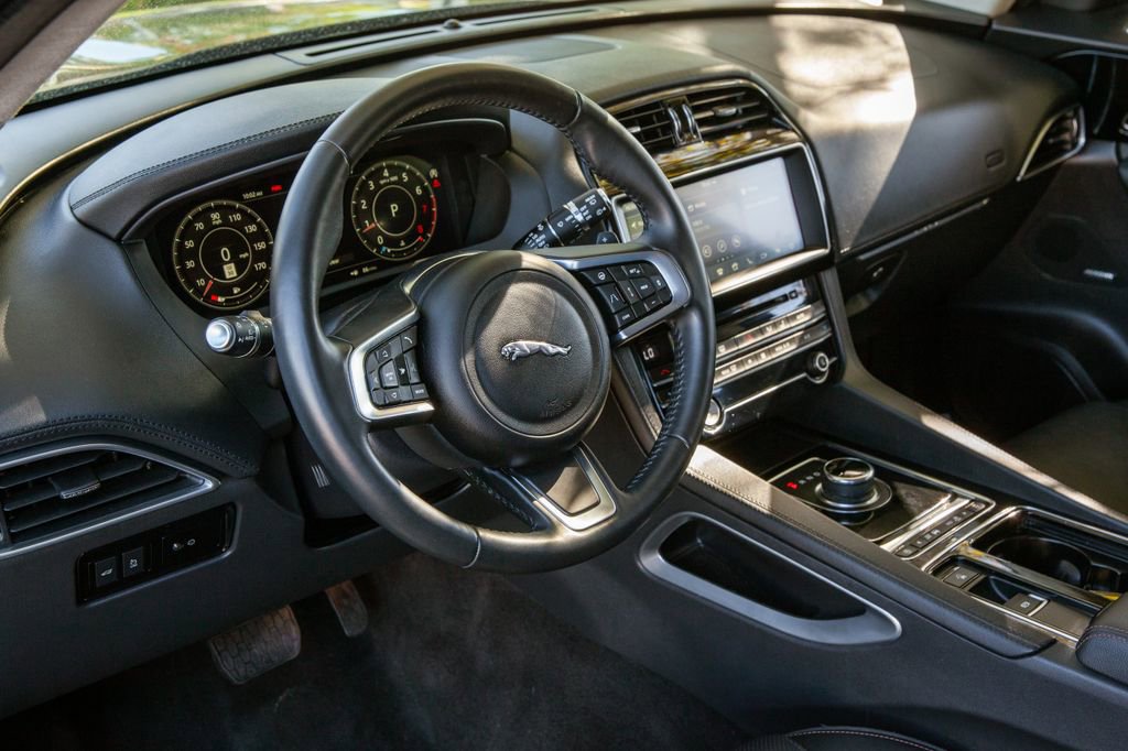 Used 2020 Jaguar F-PACE Prestige image 10